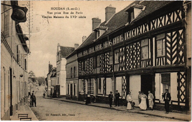 Carte postale ancienne Houdan Vue prise Rue de Paris - Vieilles Maisons à Houdan