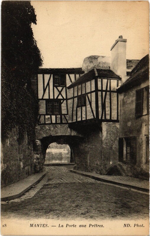 Carte postale ancienne Mantes-la-Jolie La Porte aux Pretres à Mantes-la-Jolie