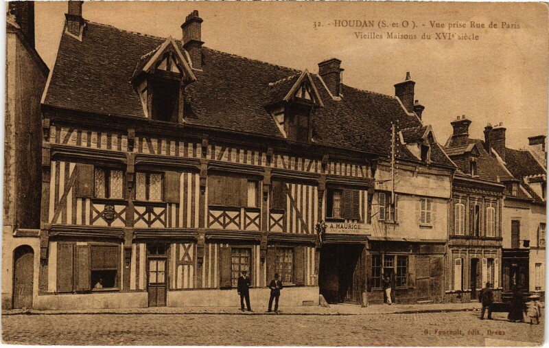 Carte postale ancienne Houdan Vue prise Rue de Paris - Vieilles Maisons à Houdan