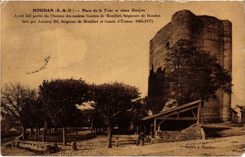Carte postale ancienne Houdan Place de la Tour et Vieux Donjon à Houdan