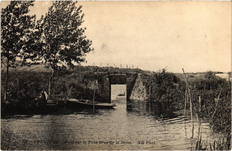 Carte postale ancienne Freneuse Pont sur le Petit Bras de la Seine à Freneuse