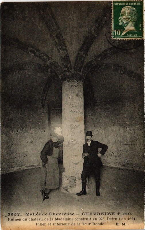 Carte postale ancienne Chevreuse Ruines du Chateau de la Madeleine - Interieur à Chevreuse