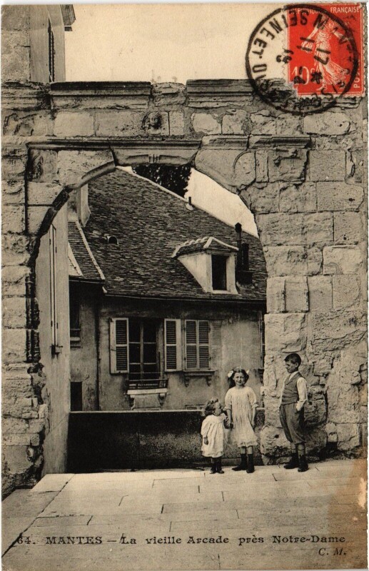 Carte postale ancienne Mantes-la-Jolie La Vieille Arcade pres Notre-Dame à Mantes-la-Jolie