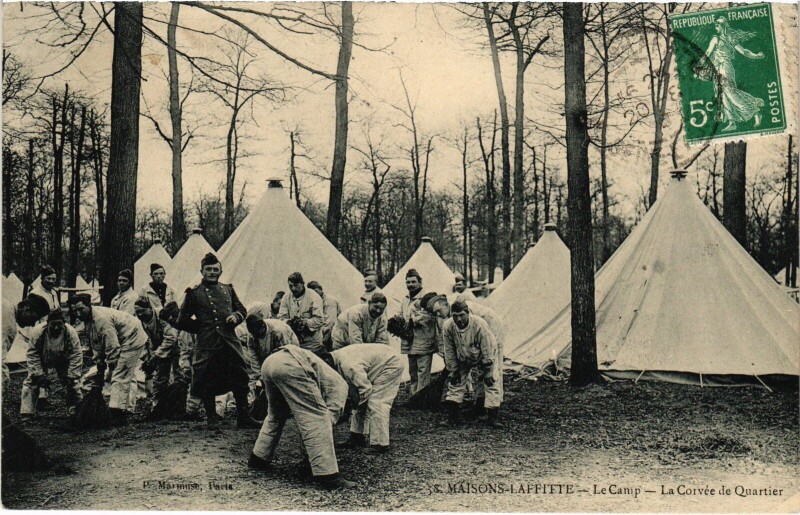 Carte postale ancienne Maisons-Laffitte Le Camp - La Corvee de Quartier à Maisons-Laffitte