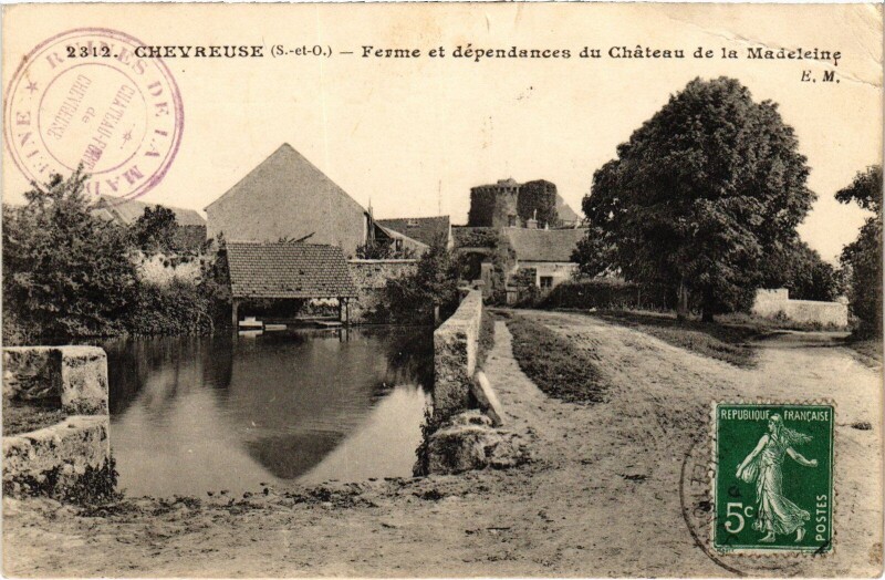 Carte postale ancienne Chevreuse Ferme et Dependances du Chateau de la Madeleine à Chevreuse
