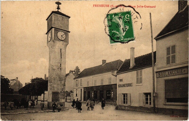 Carte postale ancienne Freneuse Place Julie-Guenard à Freneuse