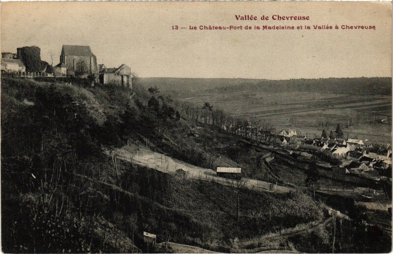 Carte postale ancienne Chevreuse Chateau-Fortde la Madeleine - Vallee à Chevreuse