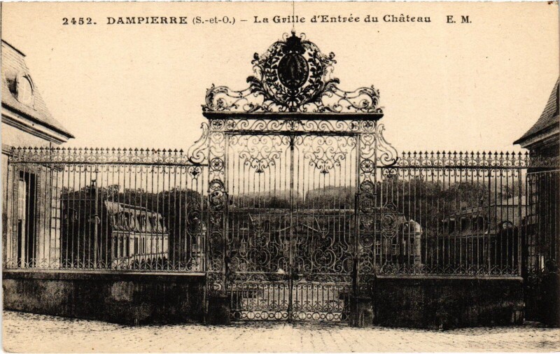 Carte postale ancienne Dampierre Grille d'Entree du Chateau