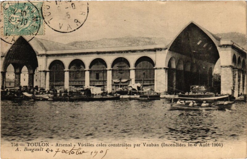 Carte postale ancienne Toulon Arsenal-Vieilles cales constructies par Vauban à Toulon
