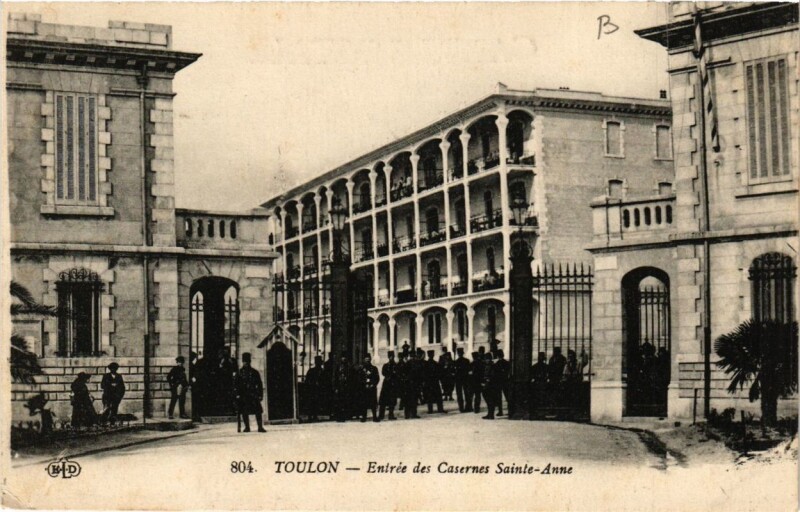 Carte postale ancienne Toulon Entrée des Casernes Sainte-Anne à Toulon