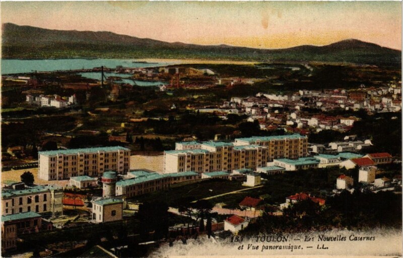 Carte postale ancienne Toulon Les Nouvelles Casernes et vue panoramique à Toulon