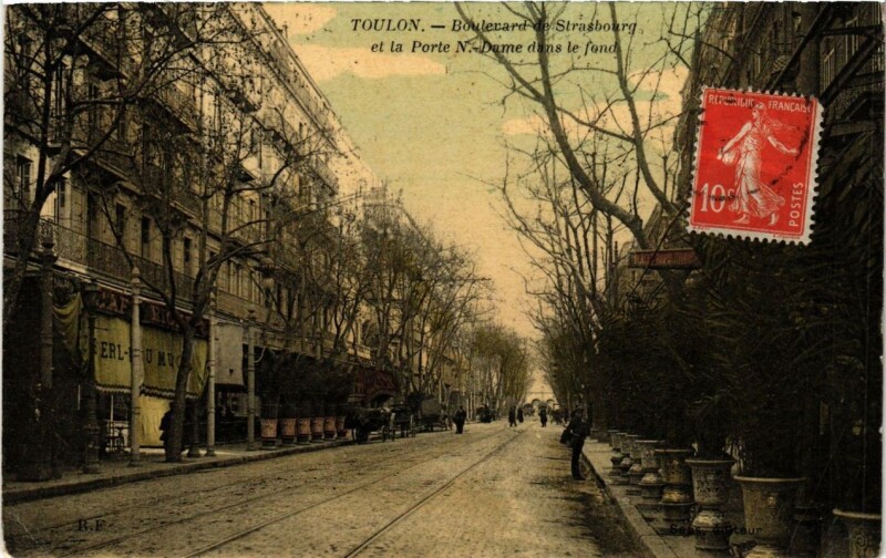 Carte postale ancienne Toulon Boulevard de Strasbourg et la Porte Notre Dame dans le fond à Toulon