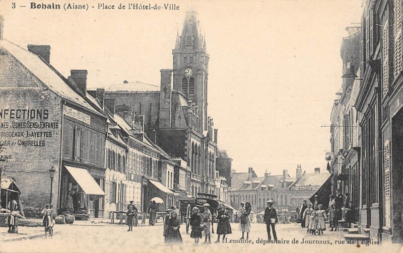 Carte postale ancienne Bohain - Place De L'Hotel De Ville