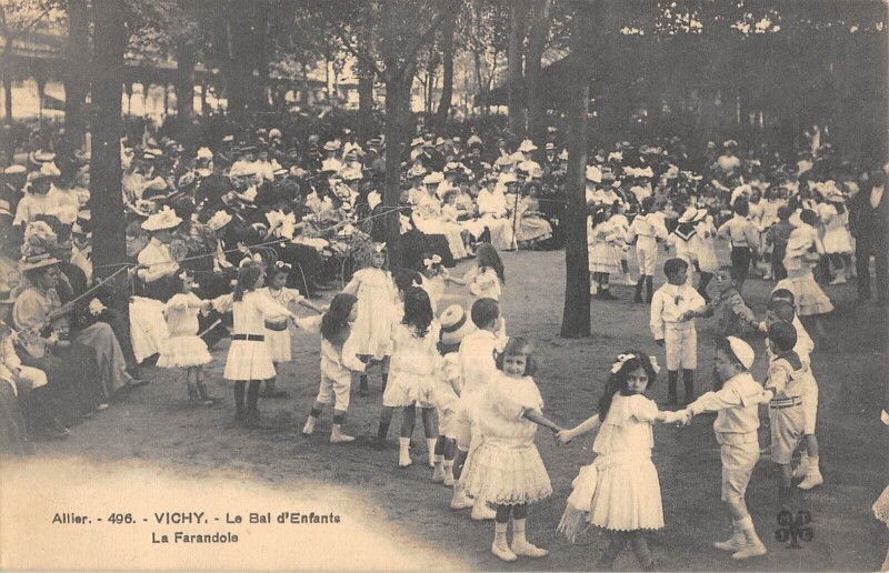 Carte postale ancienne Vichy - Le Bal D'Enfants - La Farandole à Vichy