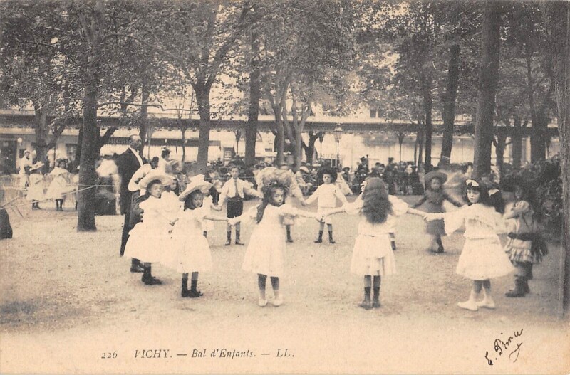 Carte postale ancienne Vichy - Bal D'Enfants à Vichy
