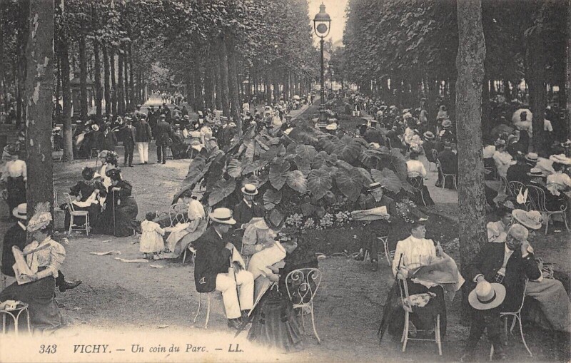 Carte postale ancienne Vichy - Un Coin Du Parc à Vichy