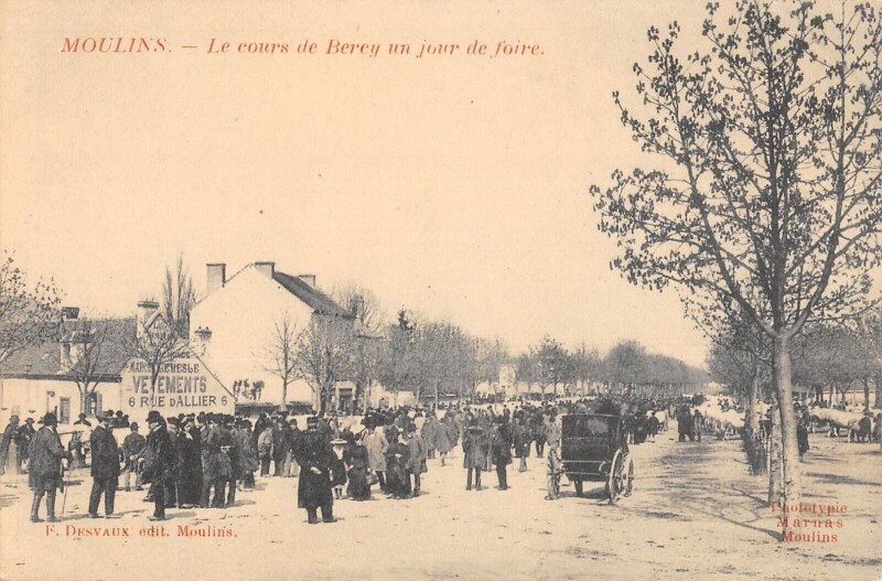 Carte postale ancienne Moulins - Le Cours De Bercy Un Jour De Foire à Moulins