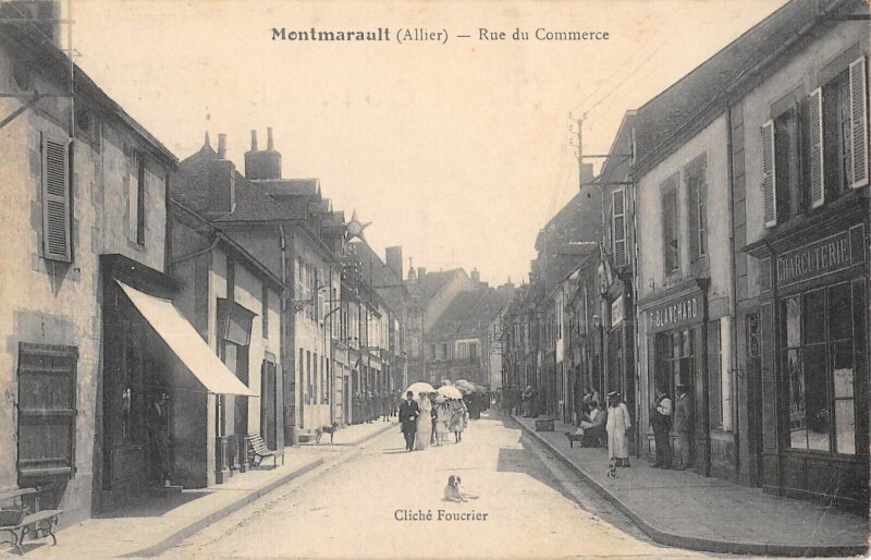 Carte postale ancienne Montmarault - Rue Du Commerce à Montmarault