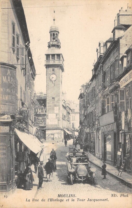 Carte postale ancienne Moulins - Rue De L'Horloge à Moulins