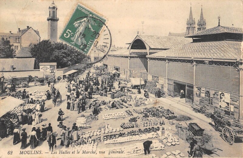 Carte postale ancienne Moulins - Les Halles Et Le Marche - Vue Generale à Moulins