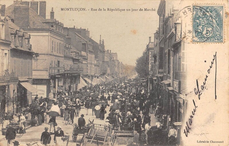 Carte postale ancienne Montlucon - Rue De La Republique Un Jour De Marche