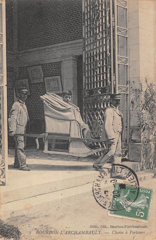 Carte postale ancienne Bourbon L'Archambault - Chaise A Porteurs à Bourbon-l'Archambault