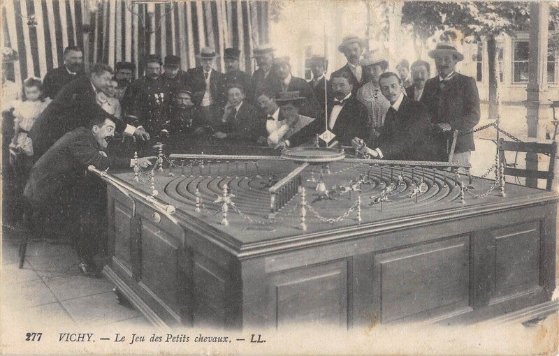 Carte postale ancienne Vichy - Le Jeu Des Petits Chevaux à Vichy