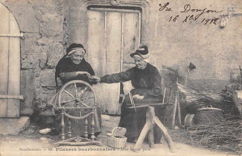 Carte postale ancienne Fileuses Bourbonnaises - Une Bonne Prise