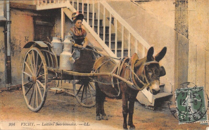 Carte postale ancienne Vichy - Laitiere Bourbonnaise à Vichy