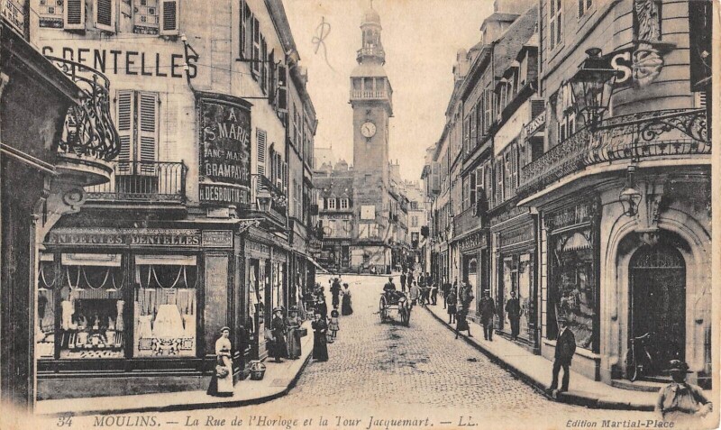 Carte postale ancienne Moulins - Rue De L'Horloge à Moulins