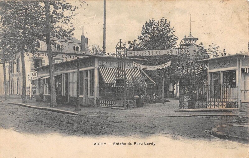 Carte postale ancienne Vichy - Entree Du Parc Lardy à Vichy