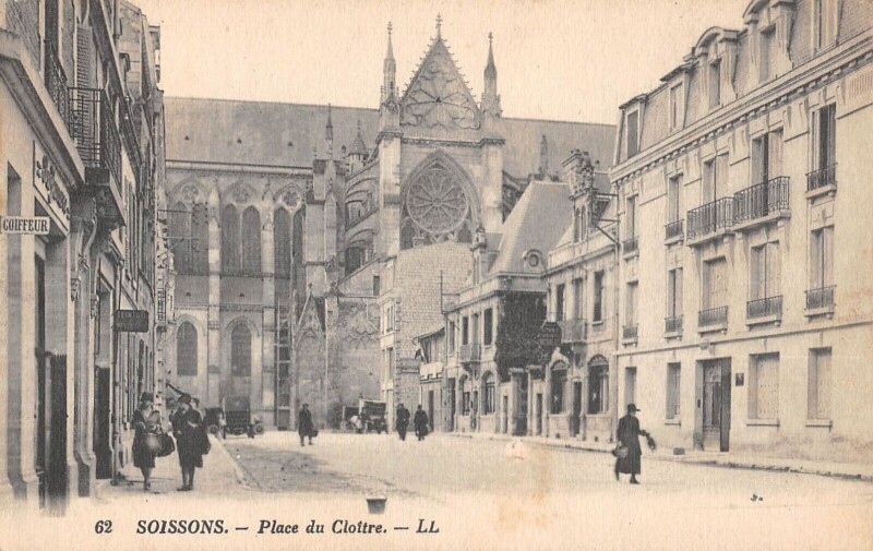 Carte postale ancienne Soissons - Place Du Cloitre à Soissons
