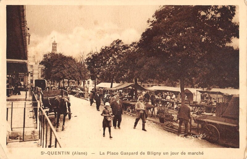 Carte postale ancienne Saint Quentin - La Place Gaspard De Bligny - Un Jour De Marche à Saint-Quentin