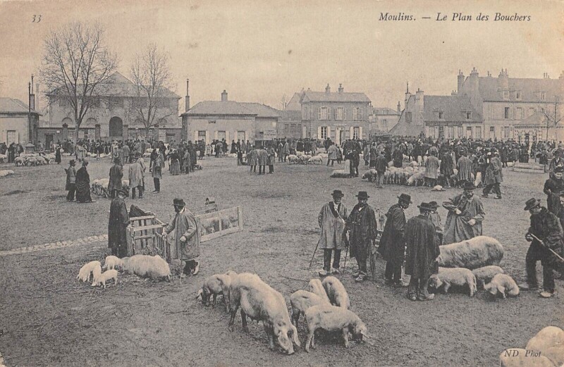 Carte postale ancienne Moulins - Le Plan Des Bouchers - Marche Aux Cochons à Moulins