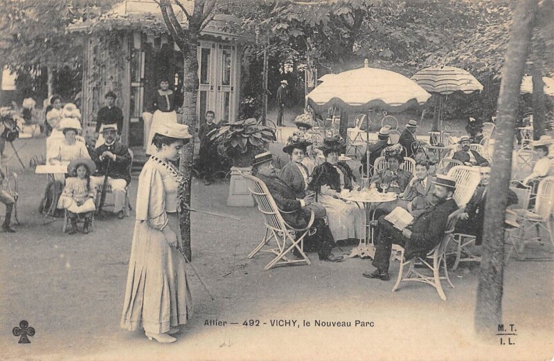 Carte postale ancienne Vichy - Le Nouveau Parc - Joueuse De Diabolo à Vichy