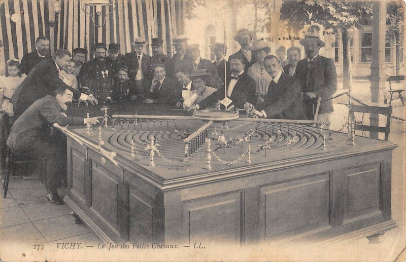 Carte postale ancienne Vichy - Le Jeu Des Petits Chevaux - Casino - Jeux à Vichy