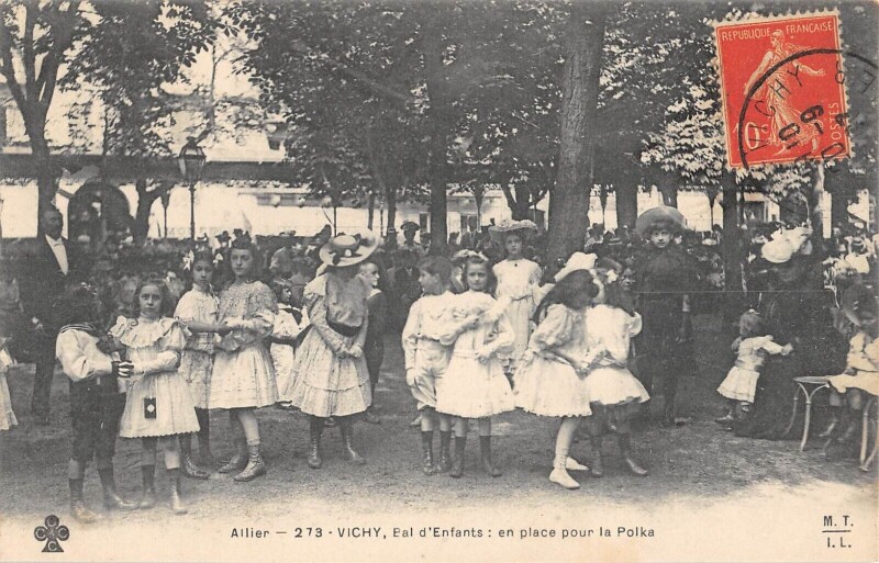 Carte postale ancienne Vichy - Bal D'Enfants - En Place Pour La Polka à Vichy