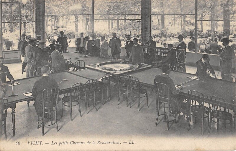Carte postale ancienne Vichy - Les Petis Chevaux De La Restaurantion à Vichy