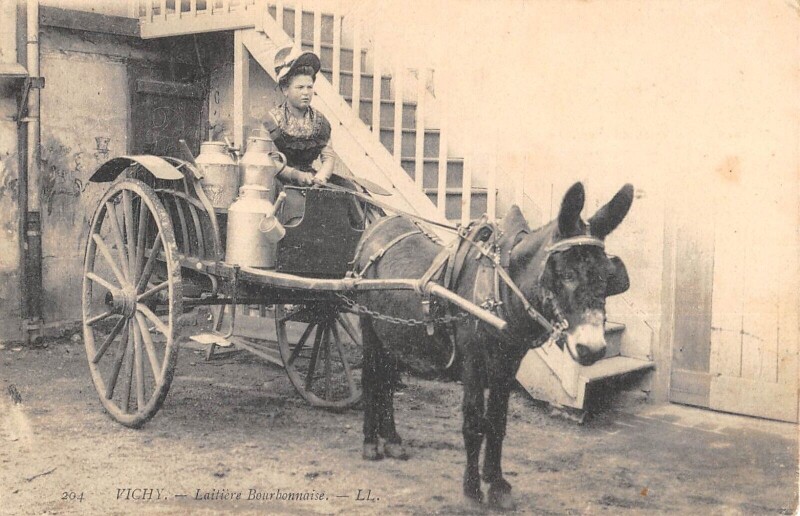 Carte postale ancienne Vichy - Laitiere Bourbonnaise - Attelage à Vichy