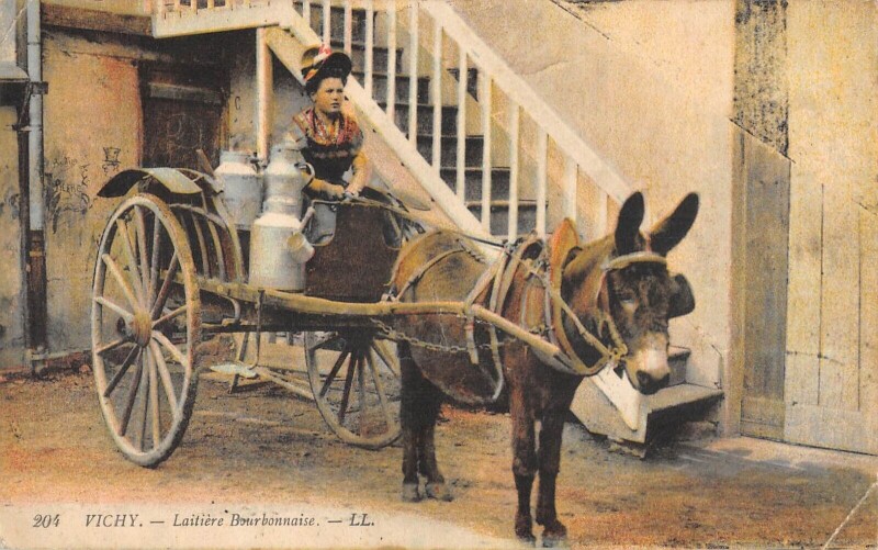 Carte postale ancienne Vichy - Laitiere Bourbonnaise à Vichy