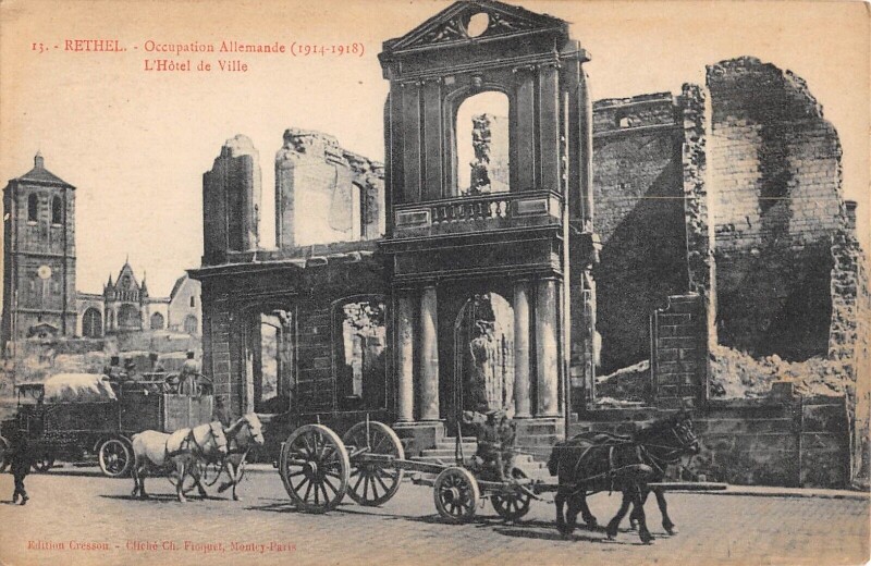 Carte postale ancienne Rethel - Occupation Allemande - Hotel De Ville - Attelages à Rethel