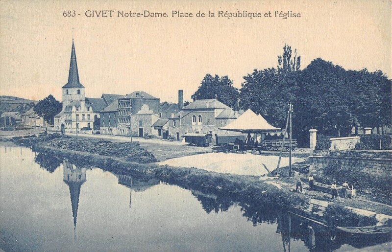 Carte postale ancienne Givet - Notre Dame - Place De La Republique - Campement De Gitans / à Givet