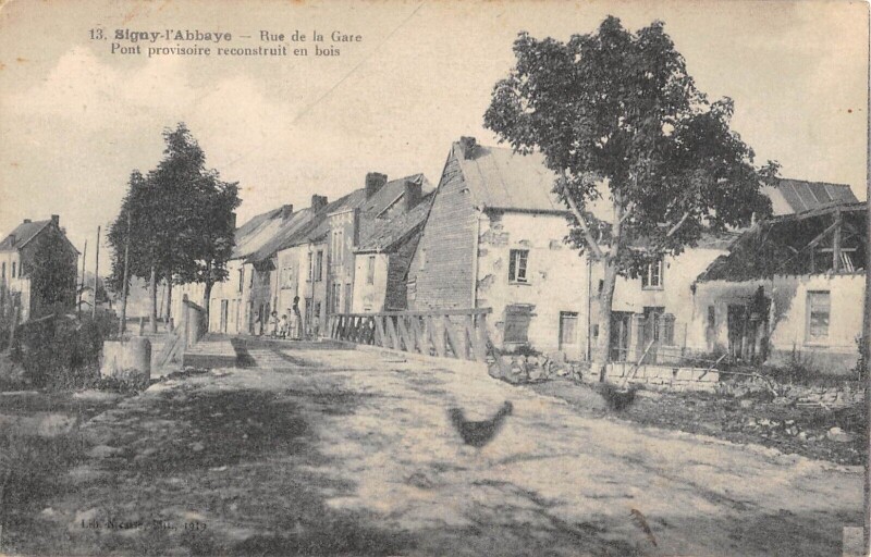 Carte postale ancienne Signy L'Abbaye - Rue De La Gare - Pont Provisoire Reconstruit En Bois à Signy-l'Abbaye