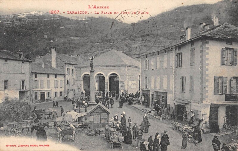 Carte postale ancienne Tarascon - La Place Un Jour De Foire