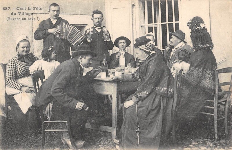 Carte postale ancienne Cantal - C'Est La Fete Au Village - Buvons Un Coup