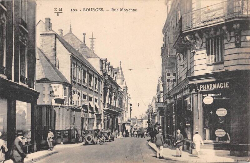 Carte postale ancienne Bourges - Rue Moyenne - Pharmacie à Bourges