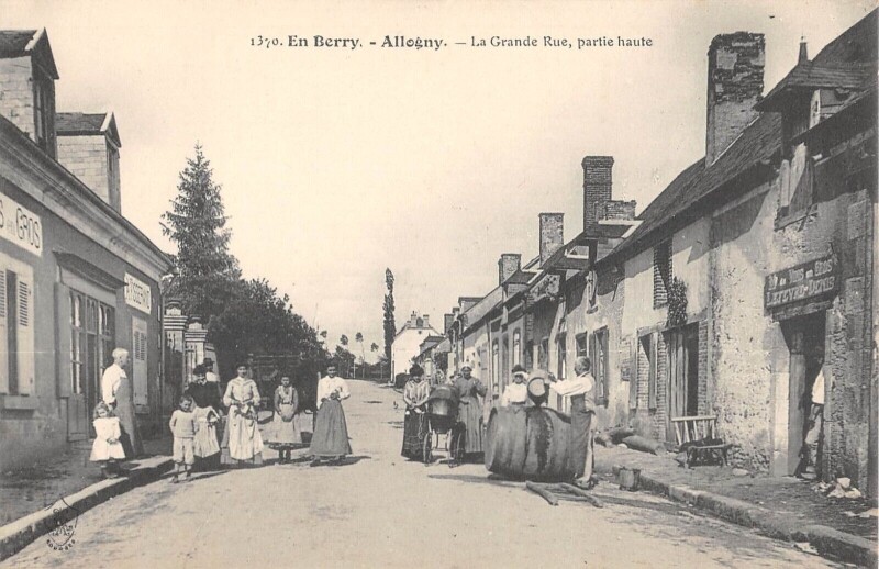 Carte postale ancienne En Berry - Allogny - La Grande Rue - Partie Haute à Allogny