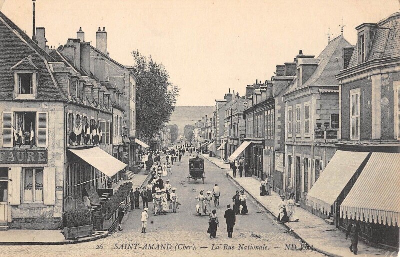 Carte postale ancienne Saint Amand - La Rue Nationale