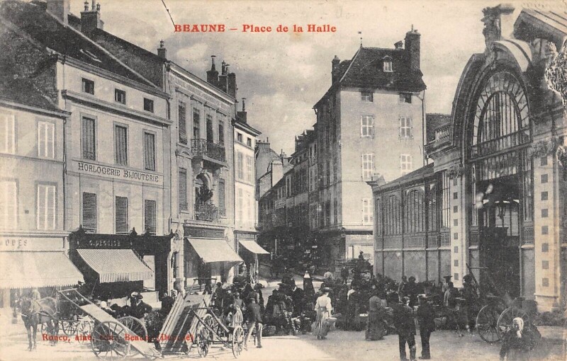 Carte postale ancienne Beaune - Place De La Halle - Scene De Marche à Beaune