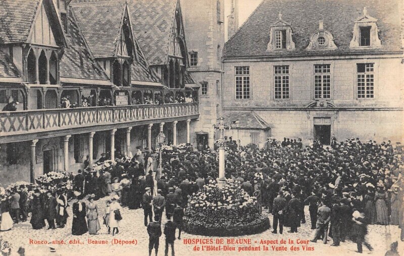 Carte postale ancienne Hospices De Beaune - Aspect De La Cour Pendant La Vente Des Vins à Beaune